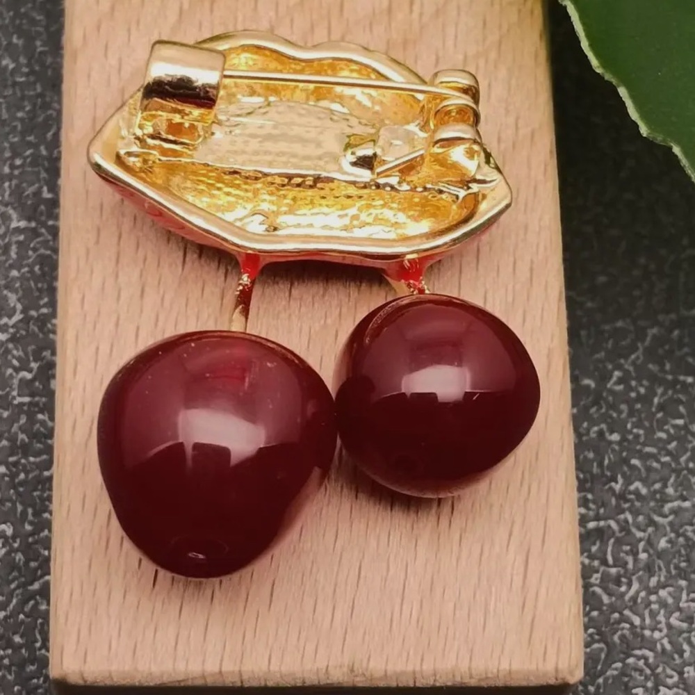Red Lip and Cherry Mouth Biting Enamel Brooch NWT - Picture 2 of 3